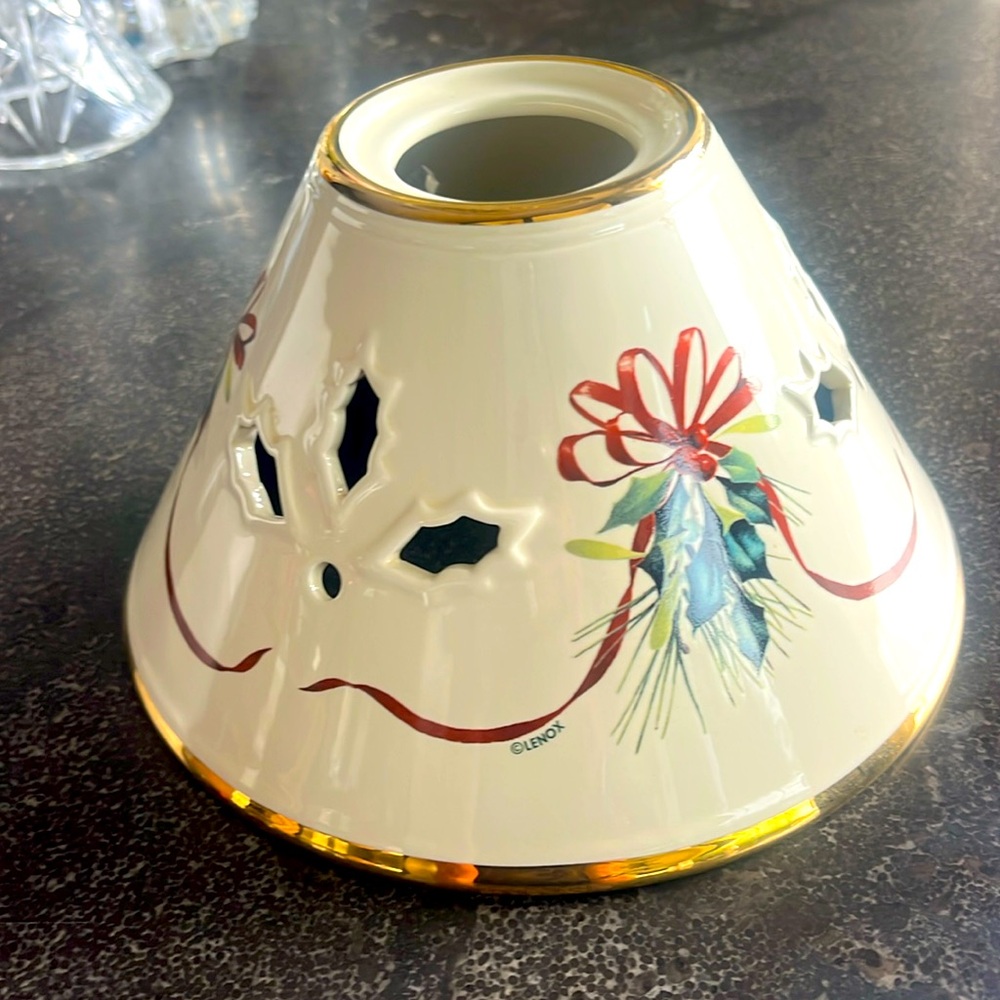 EUC Lenox cream colored holly ribbon gold trim tea light candle lamp shade